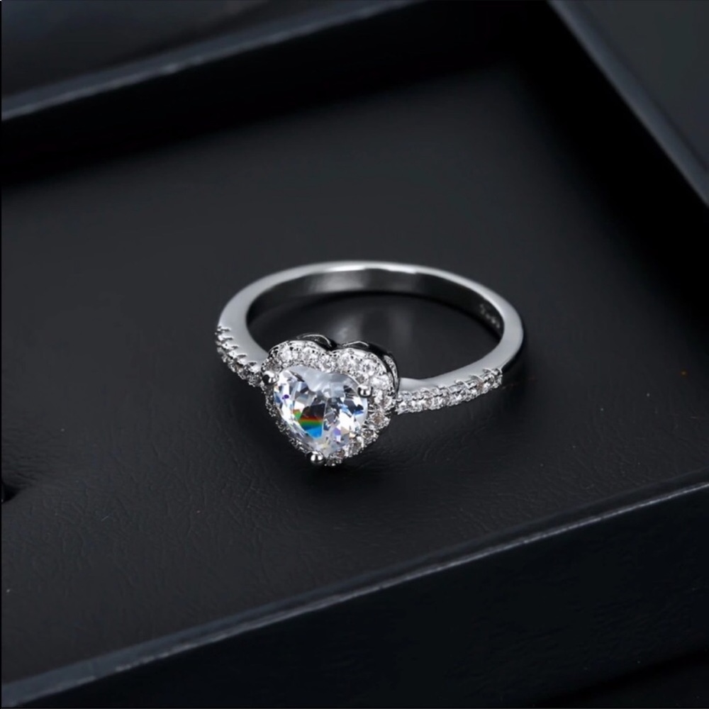 Mew Crystal heart shaped zircon ring - Picture 3 of 5